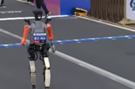 Бейжіңдегі марафонда роботтар алғаш рет адамдарды басып озды