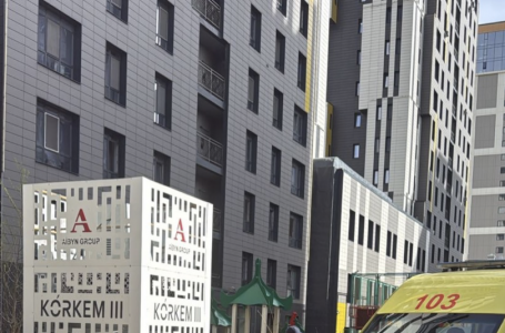 Тосын жағдай: Астанада жігіт көпқабатты үйдің төбесіне шығып алған