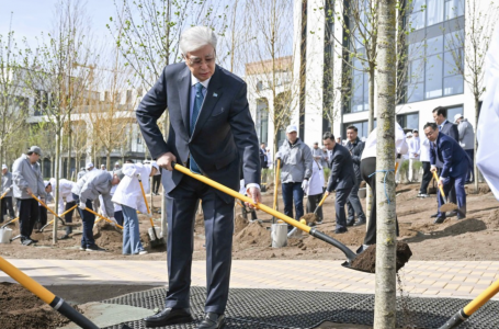 Тоқаев Астанада экобелсенділермен бірге ағаш екті