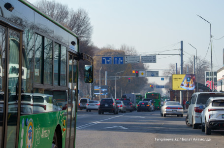 Алматыда ер адам автобуста тосын әрекет жасап, қызды шошытқан