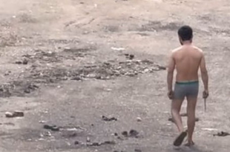 “Қолында пышағы бар“. Алматыда көшеде жалаңаш жүрген ер адам тұрғындарды шошытты