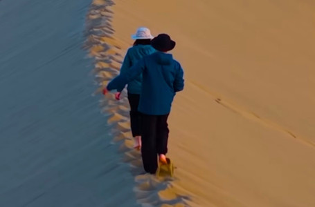 “Бір аңызда мұнда Шыңғыс хан жерленгені айтылады“. Блогер еліміздегі ән салып тұратын құмды көрсетті