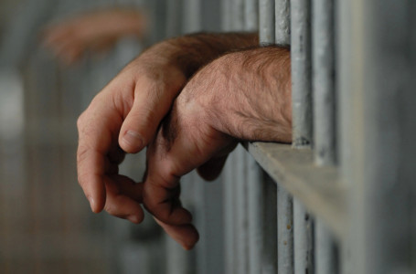 Қырғызстанда жалған доллар сатқан екі қазақстандық сотталды