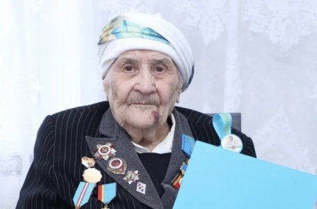 “Жаралыларды вагондармен әкелетін“. 102 жастағы қарағандылық әжей соғыс туралы естелігін айтты