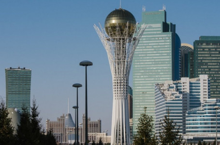 Бәйтерек маңында ерсі суретке түскен студент қамауға алынды