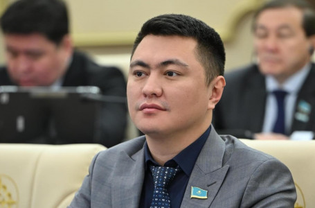 Әйелін туған күнінде “көк папкамен“ құттықтаған депутат Дәулет Мұқаев жұрттың сынына жауап берді