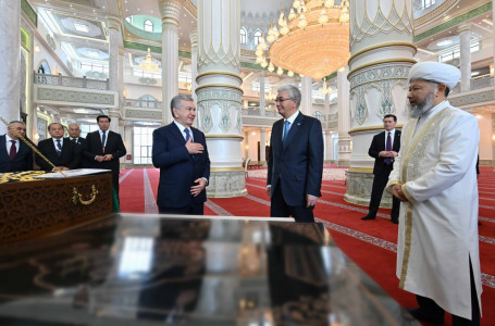 Бауырлас өзбек елінің Түркістанға тартуы: Тоқаев пен Мирзиёев жаңа мешітті аралады 