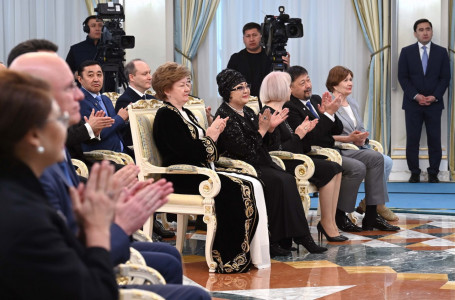 Тоқаев әнші Мақпал Жүнісова мен домбырашы Татьяна Бурмистрованы марапаттады