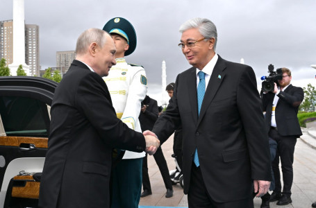 Тоқаев Тәуелсіздік сарайында Путинді қарсы алды