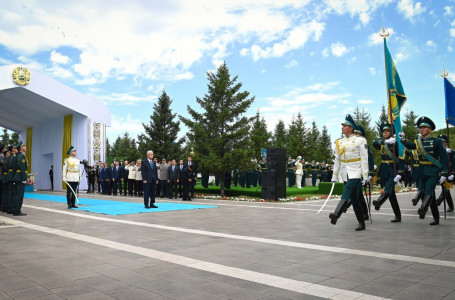 Президент Мемлекеттік ту көтеру рәсіміне қатысты