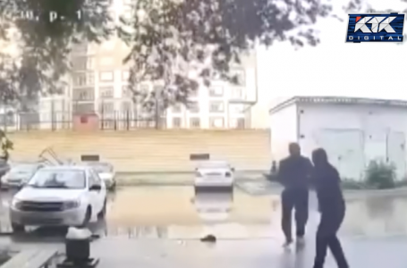 Бірінің миы шайқалған: Ақтөбеде жүргізушілер тұраққа таласып, төбелескен сәт видеоға түсіп қалды