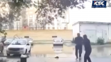 Бірінің миы шайқалған: Ақтөбеде жүргізушілер тұраққа таласып, төбелескен сәт видеоға түсіп қалды