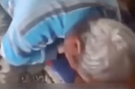 CҚО-да ер адам әкесін соққыға жығып, бұл әрекетін видеоға түсірген