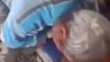 CҚО-да ер адам әкесін соққыға жығып, бұл әрекетін видеоға түсірген