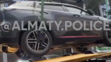 Алматыда полиция дұрыс қойылмаған көліктерді көшеден алып кетіп жатыр