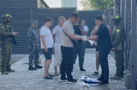 “Шет елдерге барып, арнайы кеңес те алған“: Алматы облысында жасырын есірткі зертханасы әшкере болды 
