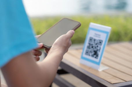 Полиция көшедегі күмәнді QR кодтарға байланысты ескерту жасады