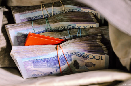 Шекарада ақша бопсалап, бір бөлігін шенеунікке беріп отырған: Түркістан облысында қылмыстық топ әшкере болды