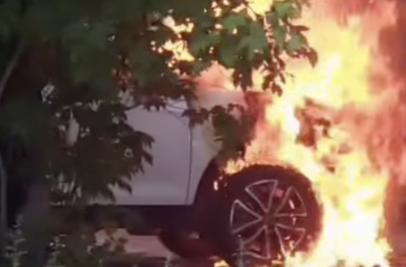 Семейде балалар ойнап жүріп көлікті өртеп жіберген (видео)