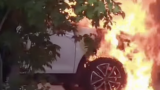 Семейде балалар ойнап жүріп көлікті өртеп жіберген (видео)