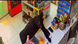 Бетперде тағып, пышақпен қорқытқан: Оралда дүкенге қарақшылық шабуыл жасалып, полиция аумақты қоршап алған