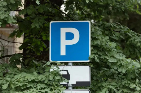 Алматыда көпқабатты үйлердің тұрғындары ақылы автотұрақты тегін пайдалана алады: мән-жайы