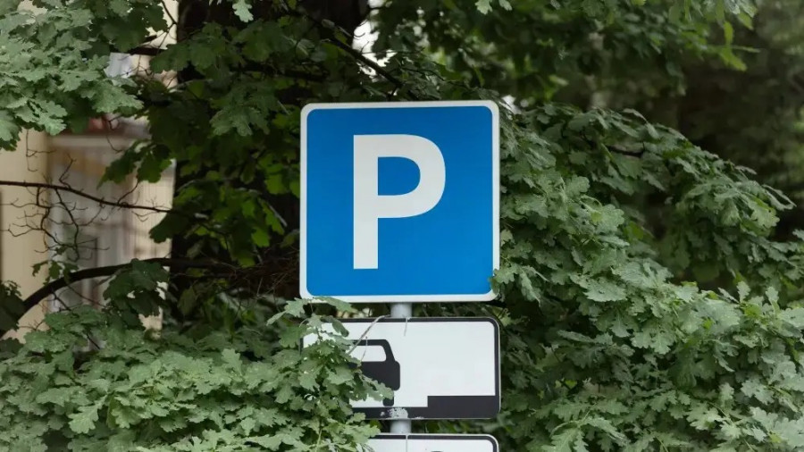 Алматыда көпқабатты үйлердің тұрғындары ақылы автотұрақты тегін пайдалана алады: мән-жайы