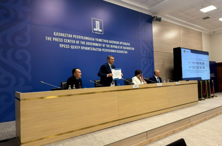 Министр Саясат Нұрбек брифингке плакат ұстай келді 