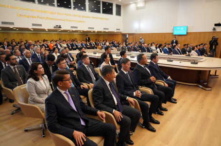 Құрылтай депутаттары куәлік пен төсбелгілерін алды