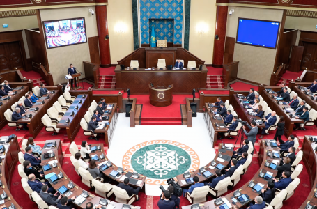 Құрылтай депутаттары ант беріп жатыр