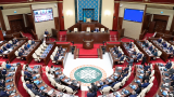 Құрылтай депутаттары ант беріп жатыр