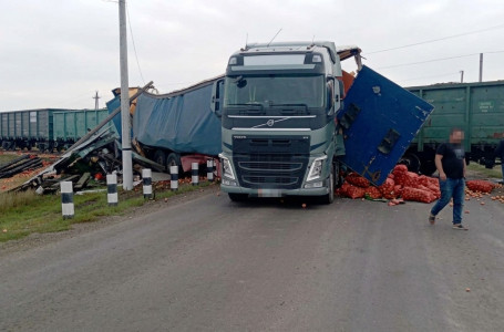 Теміржол өткеліндегі апат: 23 тонна пияз шашылды