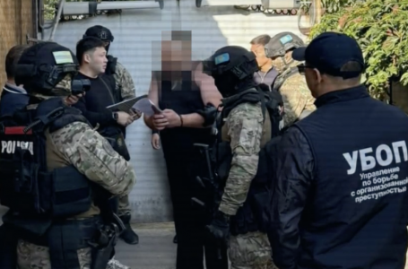 “Тапаншамен қорқытып, қала сыртына алып кеткен“. Алматыда өздерін полицеймін деп таныстырғандар ұсталды