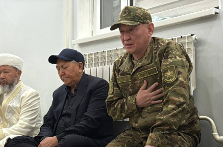 Қорғаныс министрі Каспий теңізінде қаза тапқан әскери қызметшілердің отбасыларына барып, көңіл айтты