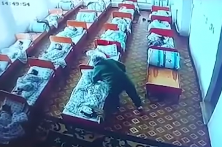 “Ұйықтап жатқан баланың бетін тырнап, шығып кеткен“. Ақтөбе облысындағы балабақшада тосын жағдай болған