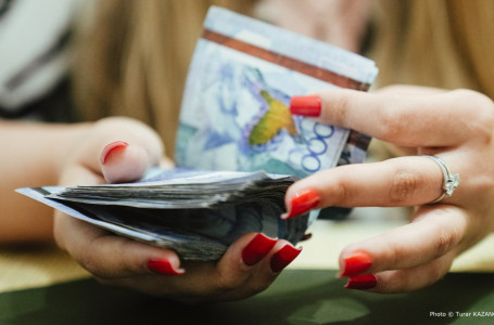 Қарағандыда студенттердің 2 млн теңгеден аса ақшасын иемденген әйел ұсталды