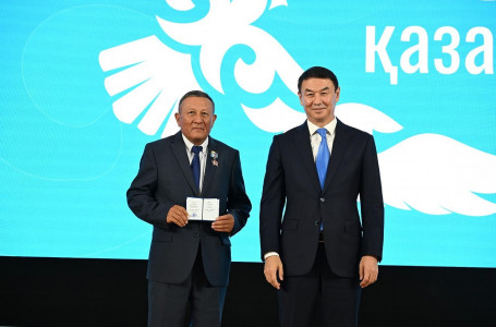 Дархан Сатыбалды Республика күніне орай Мемлекет басшысының атынан алматылықтарға мемлекеттік наградалар табыстады