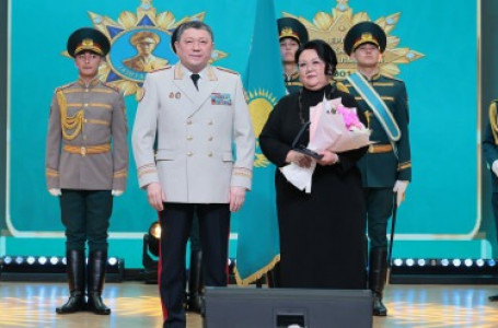 Ғазиз Байтасовтың ерлігін ұлықтаған алғашқы медаль әйеліне табысталды
