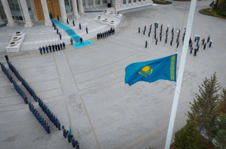 Тоқаев Астанада Мемлекеттік ту көтеру рәсіміне қатысты