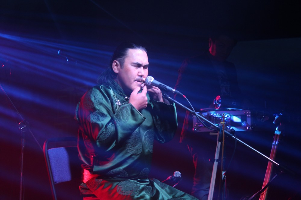 Алматыда тувалық әнші Радик Тюлюштың мультимедиалық концерті өтті