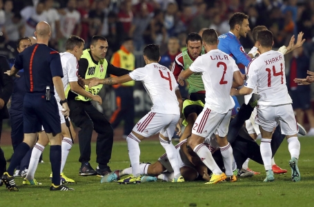УЕФА Сербия мен Албания құрамаларын жазалады