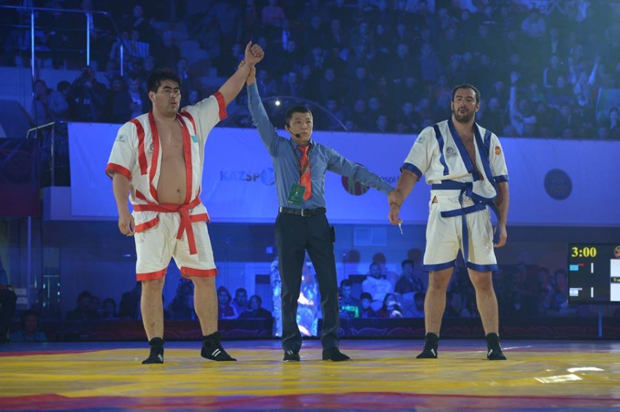 «Әлем барысы». Бейбіт әлем чемпионынан басым түсті