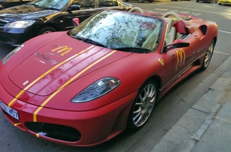 McDonald’s тапсырысты Ferrari мен Lamborghini көліктері арқылы жеткізетін болды 