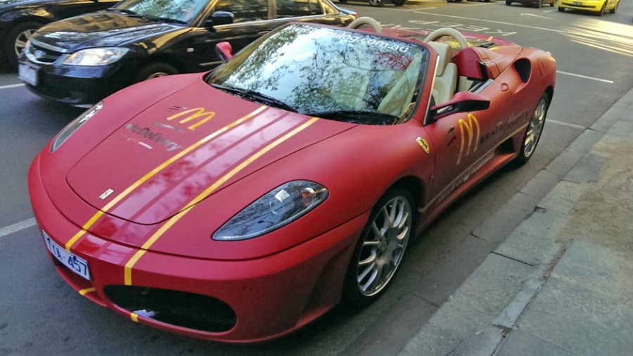 McDonald’s тапсырысты Ferrari мен Lamborghini көліктері арқылы жеткізетін болды 