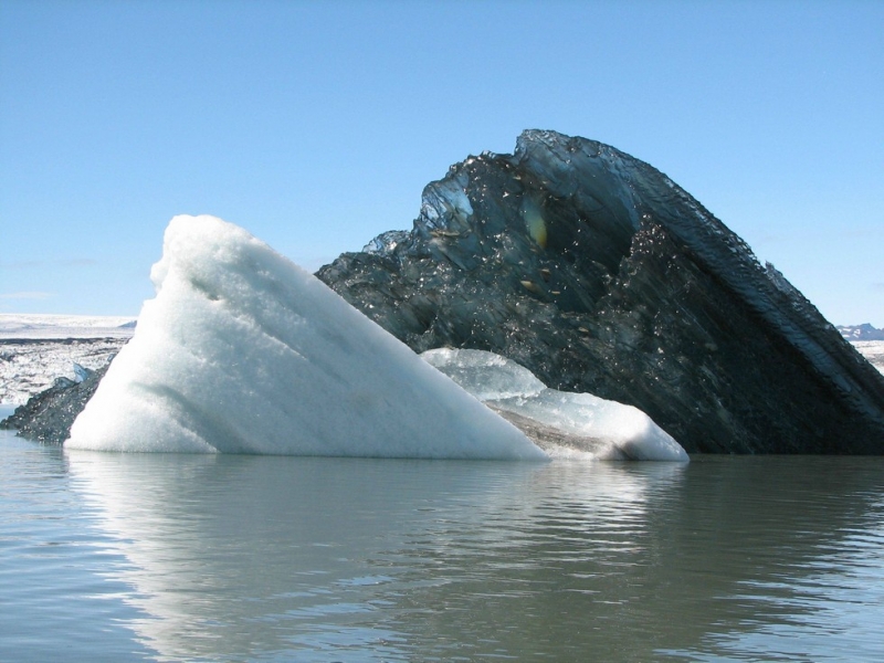 Қара түсті айсберг 