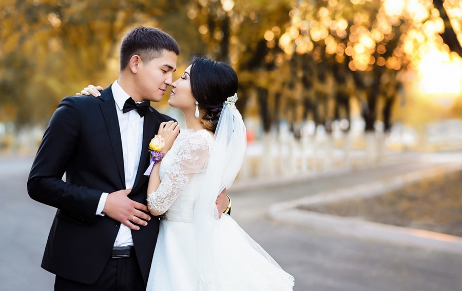 Пара казашек. Үйлену той. Казахская свадьба жених и невеста. Красивые пары казахи. Свадебная фотосессия в Казахстане.