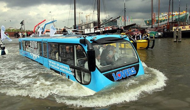 Амстердамдағы жүзетін автобус