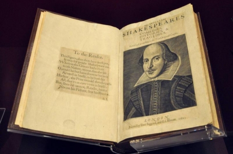 Шекспирдің «Бірінші Фолио» пьесалар жинағы Лондонға әкелінді