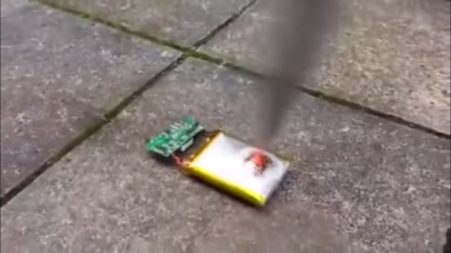 Смартфон батареясын пышақпен тессе не болады? (Видео)
