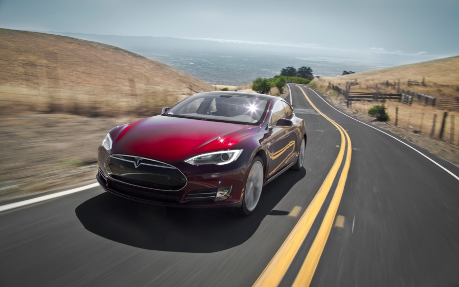 Tesla Model S электромобильдері жаңа функциялармен толықты